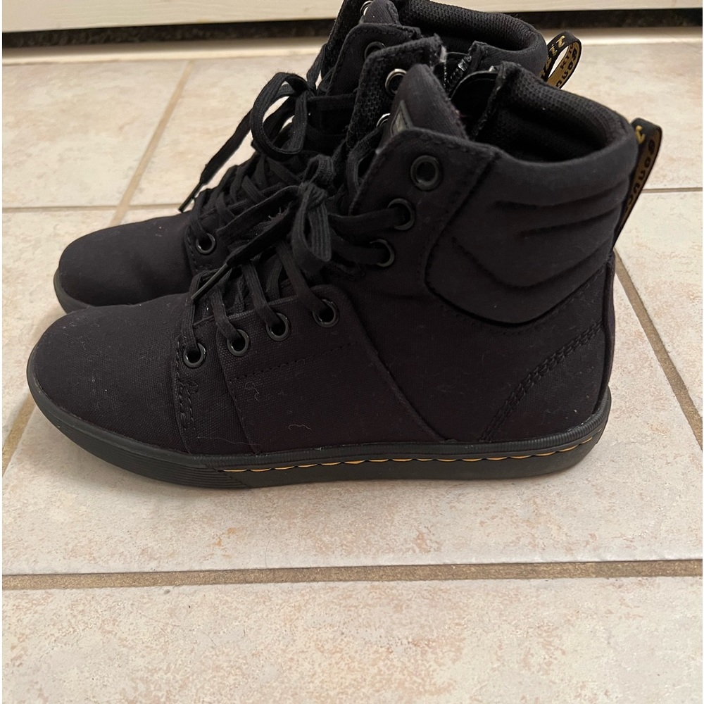 Dr. Martens Rozarya Canvas shoe